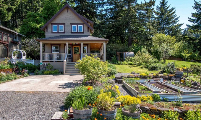 Cascade Locks Cottage | Cascade Locks Downtown Cottage, Sauna, Walk to Downtown, Dry Creek Trailhead