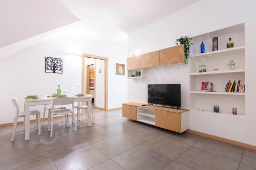 Cernusco sul Naviglio Apartment | CaseOspitali - Casa Klimt, rinnovato bilocale in centro storico per 4