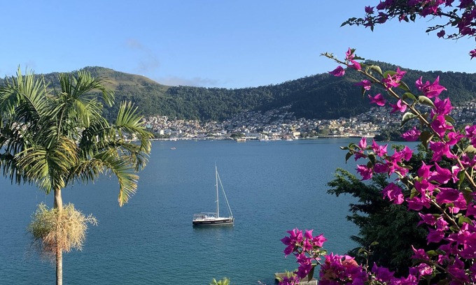 Marinas House | Casinha Verde Accommodation 1 minute from the sea. Foot in the sand. Mind in the sky.
