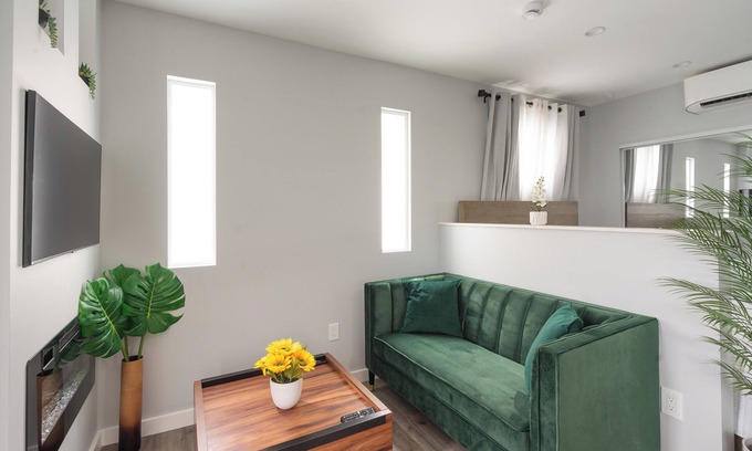 Del Aire House | Casita CW LAX Studio:Your Gateway to LA Adventures