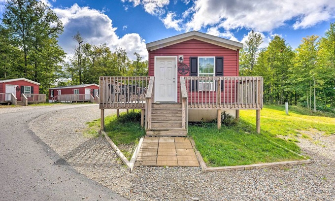Cassopolis Cabin | Cassopolis Cabin w/Lake & Fishing Access!