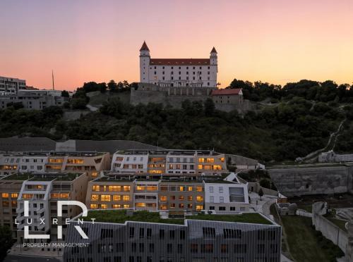 Old Town Apartment | Castle-side Luxury Residence on Danube River bank,Free Parking
