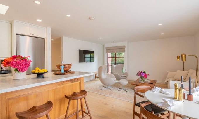 Golden Rectangle Apartment | CASUAL ELEGANT PENTHOUSE VACATION APARTMENT IN THE VILLAGE OF CARMEL-BY-THE-SEA
