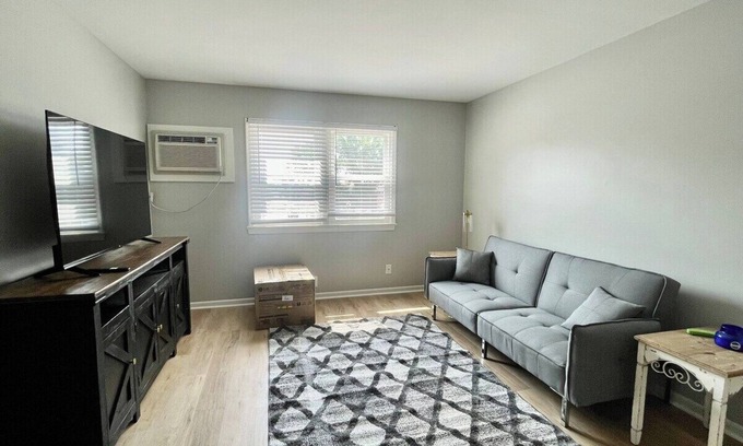 Joslyn Castle Apartment | Cathedral 3-Charming Apartment walk to UNMC!