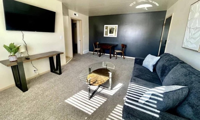 Joslyn Castle Apartment | Cathedral 4-Close to UNMC!