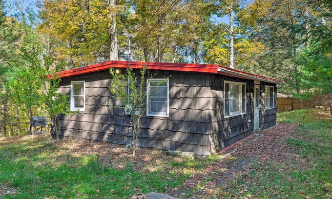 East Durham House | Catskill Mtn Home with Deck about 1 Miles to Zoom Flume!