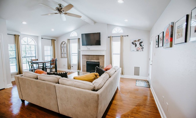 Maple Run House | Cattle House - Soak in the Texas Hill Country vibe