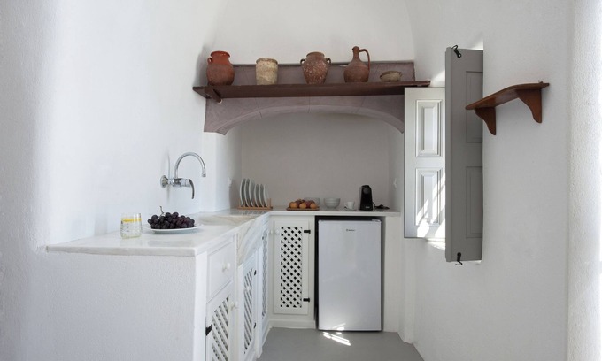 Imerovigli Apartment | Cave house with outdoor heated jacuzzi