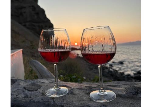 Akrotiri Apartment | Cave of Love Seafront Sunset View Santorini