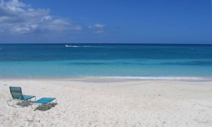 Seven Mile Beach Condo | Cayman Reef #3 - One bed condo with King Bed great location on Seven Mile Beach
