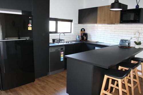 Launceston CBD House | CBD Elizabeth St Modern Townhouse - Secure Parking