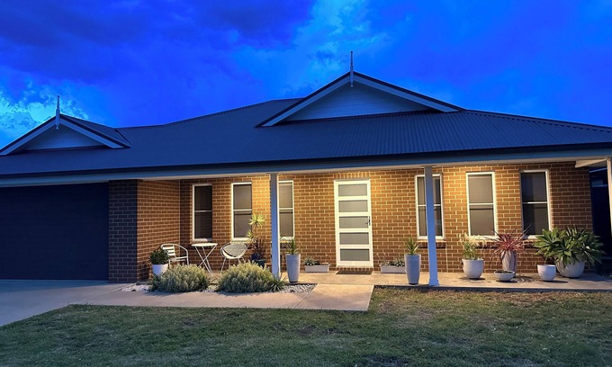 North Tamworth House | CC's Country Cottage- Modern, airconditioned, family-friendly space.