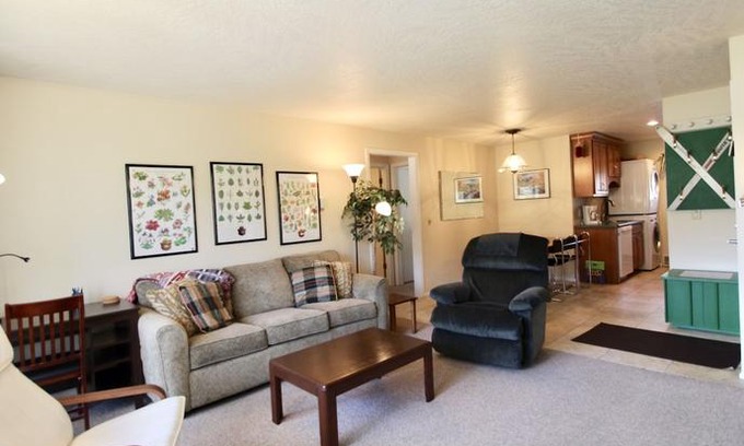 Dillon Apartment | Cc42 Chateau Claire - Str-900277 2 Bedroom Condo