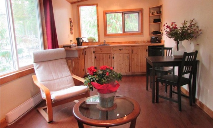 Kaslo Cabin | Cedar Cottage, a Cozy and Private Experience