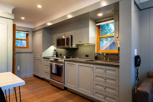 Homewood House | Cedar Crest - Stellar's Jay Cottage 4