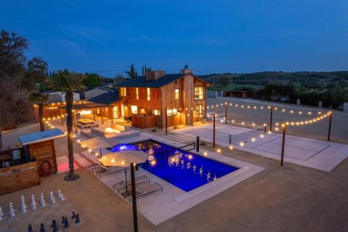 Paso Robles Villa | Cedar House - Pickleball, Saltwater Pool, Sauna