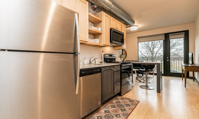 Cedar Rapids - Iowa City Apartment | Cedar Rapids Long Term Furnished Kingston Apt