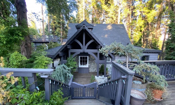Twin Peaks Ski Chalet | Cedar Snow Cottage in Alps of Lake Arrowhead