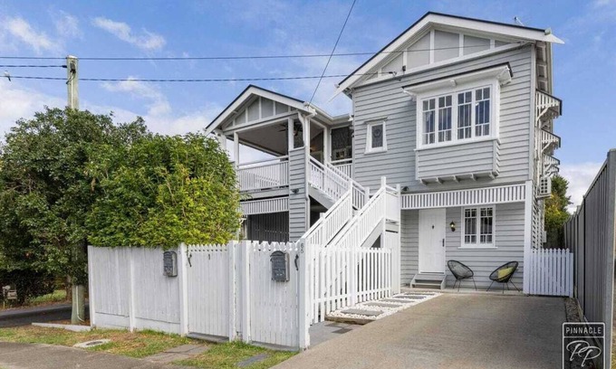 Greenslopes House | Cedar Trees, Lower 2BR Pets