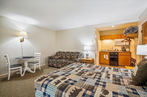 West Bridgewater Hotel | Cedarbrook Queen Studio 110