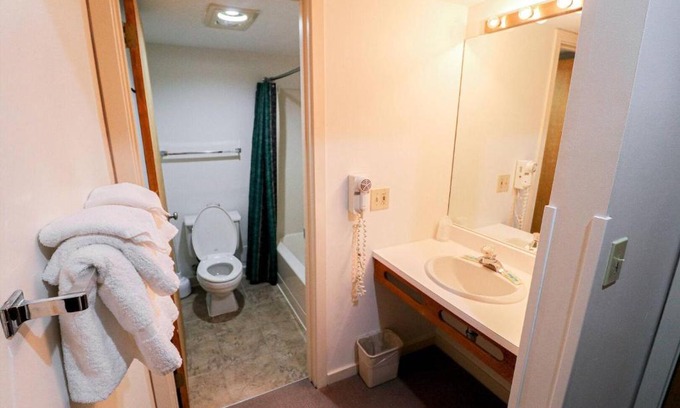 West Bridgewater Hotel | Cedarbrook Two Double bed Standard Hotel room 118