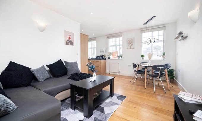 Stockwell Apartment | Central 2BR Fast Wi-Fi Ideal for Travellers