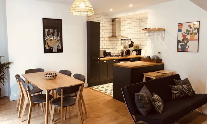 Montpelier Condo | Central Brighton flat, 3 bedrooms, sleeps 6, close to shops and beach