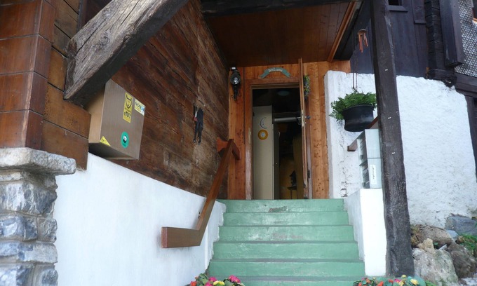 Leukerbad Apartment | Central charming ancient chalet