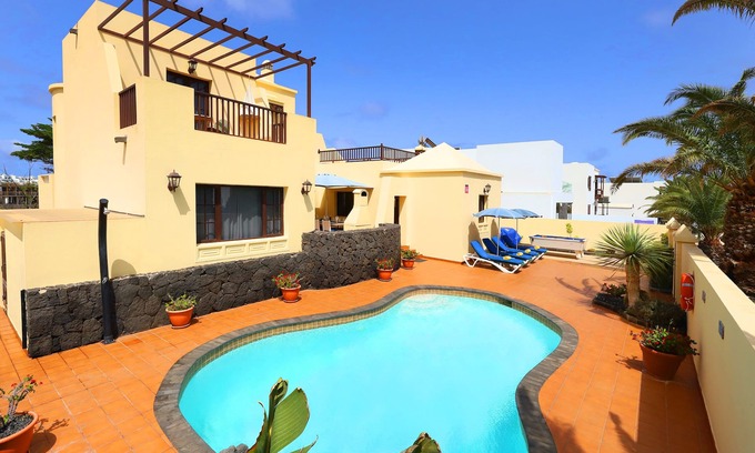 Costa Teguise Villa | Central Costa Teguise, 4 bed, 3 bath, Pool table, Private Pool
