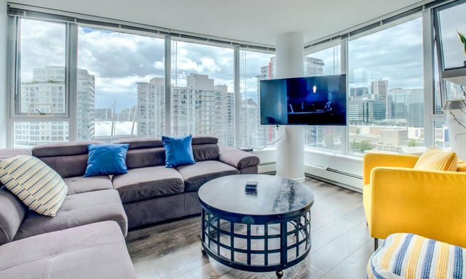 Crosstown Apartment | Central Downtown 2 bed/2 bath condo across Rogers Arena
