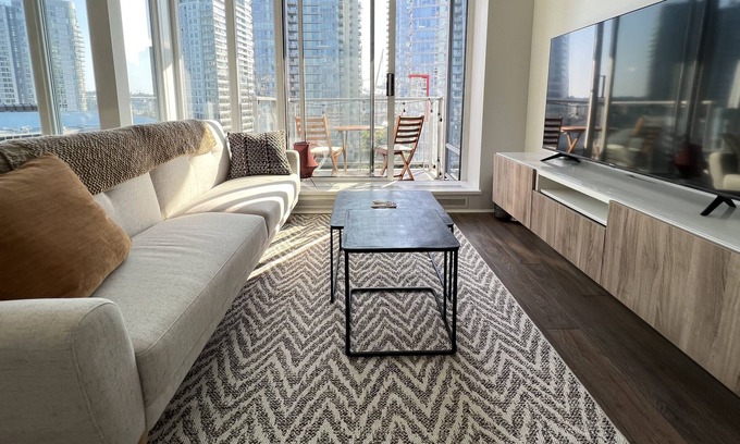 Crosstown Condo | Central Downtown: Bright, Modern 1.5br Condo, Sleeps 5 + Pool/AC/Gym