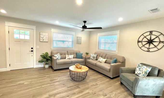 Eagle Lake House | Central Florida's Spring Fed Eagle Lake Getaway! Pet-Friendly
