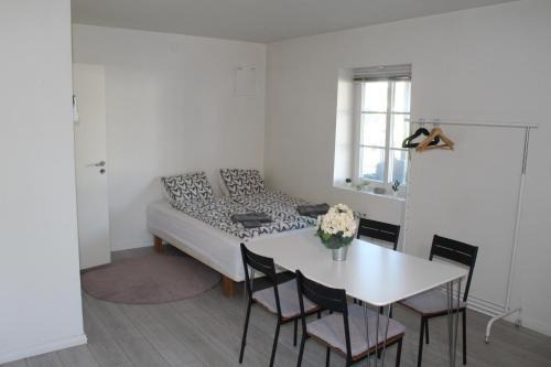 Abbekas Apartment | Central Ground Floor Flat Near Beach & Transit