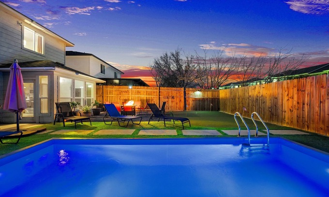 Montopolis House | CENTRAL HOME WITH POOL, PUTTING GREEN, FIREPIT, AND GAME ROOM. GREAT FOR GROUPS!
