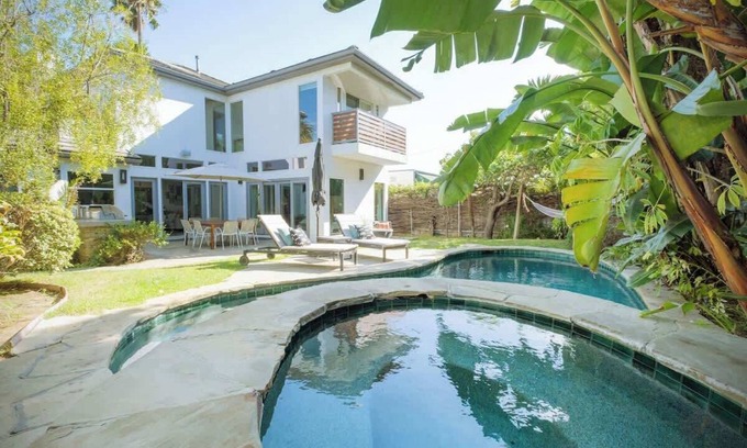 Los Angeles House | Central LA Luxe w/Resort Style Pool & HotTub