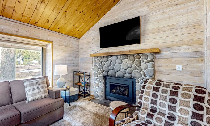 Sunriver Cabin | Central Oregon cabin with SHARC amenities, fireplace, & grill - near skiing