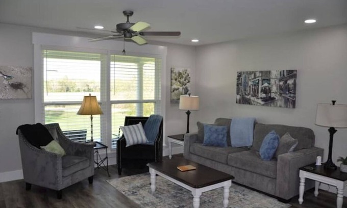 Lebanon House | Central Retreat D, NEW, Close to Everything!