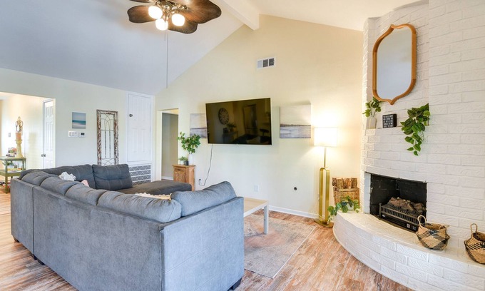 El Lago House | Central Seabrook Home: Pool ~ 2 Mi to NASA Center!