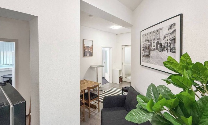Rathaus Apartment | Central Stuttgart 3BR – 12 Pax