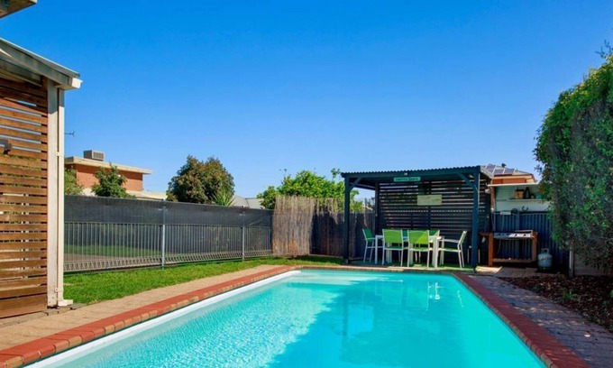 Mulwala House | Central to all Mulwala has to offer. Cosy and well appointed unit.