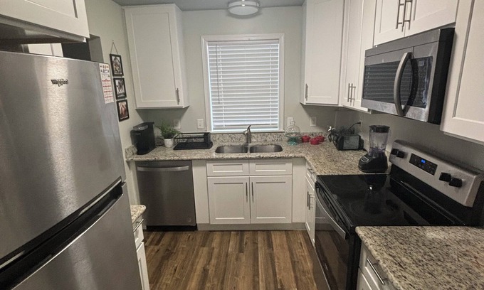 South Baton Rouge Apartment | . Central to OLOL hospital 5 mins. Perkins Rowe Shopping 6 mins, LSU 15 mins.