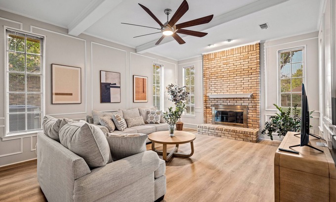 Richardson House | Central Updated 4 beds 3 baths