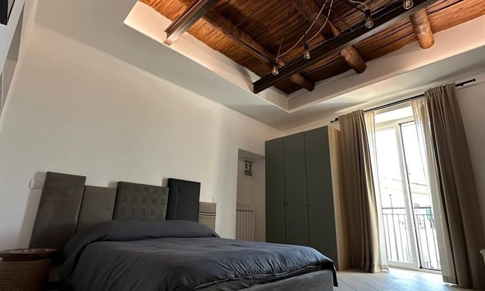 Portici Apartment | Centrale a Portici , un Minuto Dalla Stazione e il Mare , Posizione Strategica