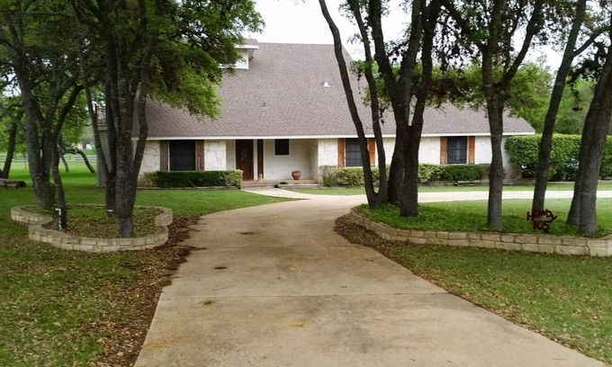 Dripping Springs House | Centrally located in Dripping Springs at the Gateway to the Texas Hill Country