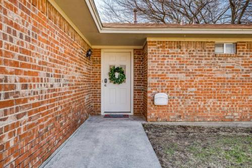Denton House | Centrally Located 3BR 2BA - !
