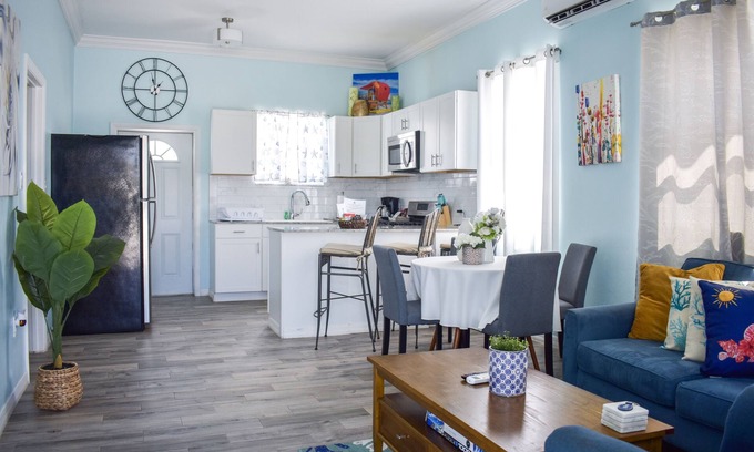 Marsh Harbour Apartment | Centrally located & a few minutes the Marsh Harbour Airport is the "Hibiscus"!