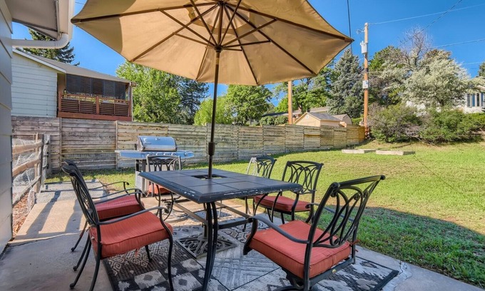 Castlewood House | Centrally located-Dog Friendly-Fenced Yard