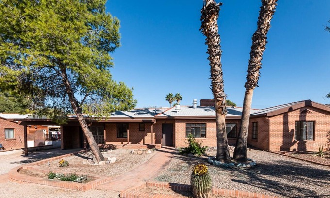 Peter Howell House | Centrally Located Home Perfect for your Group
