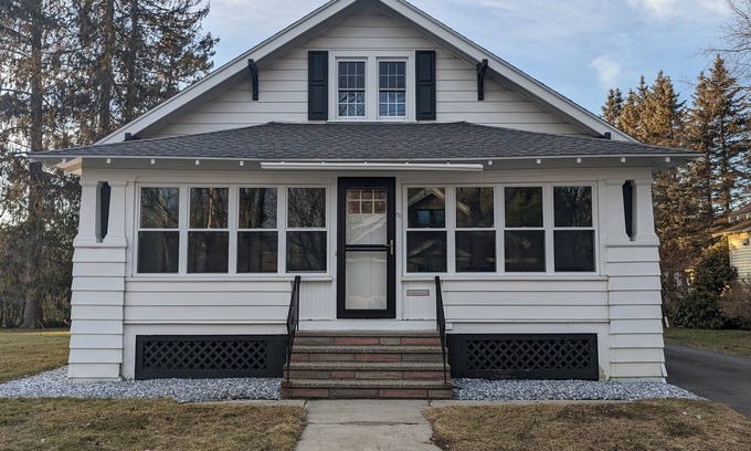 Pittsfield House | Centrally located in the Berkshires - Cozy Bungalow in SE Pittsfield!