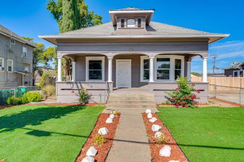 Lodi House | Centrally Located Lodi Home Walk Downtown!